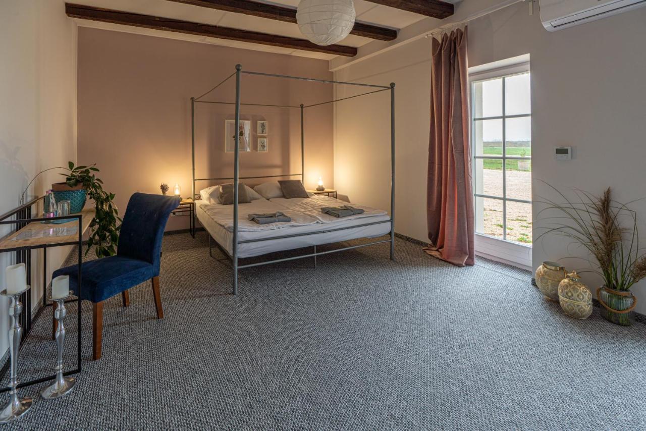 Tarnoca Kuria Bed & Breakfast Soponya Exterior foto