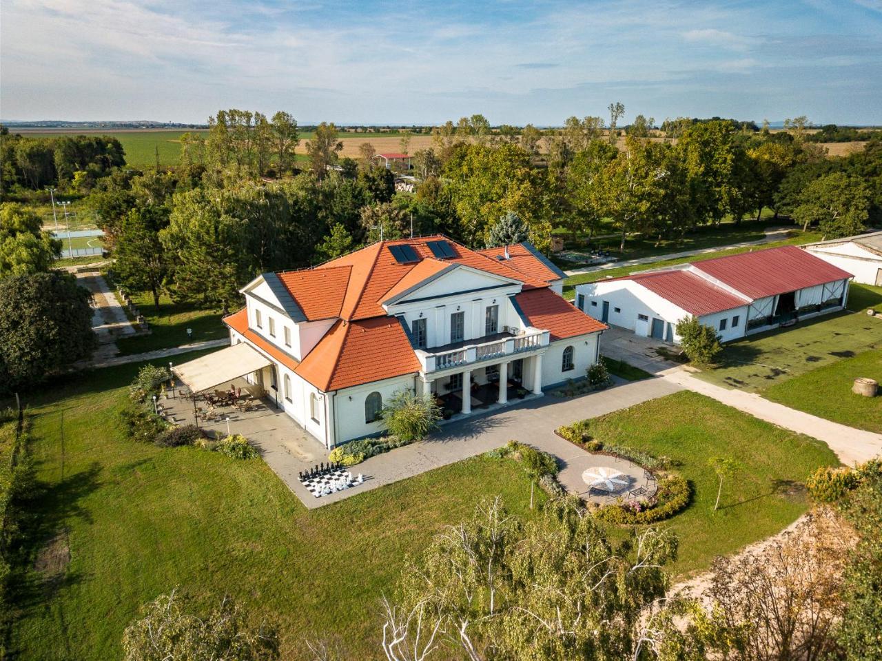 Tarnoca Kuria Bed & Breakfast Soponya Exterior foto